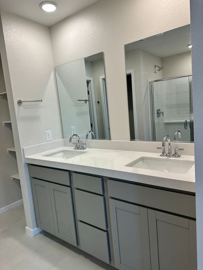 Building Photo - Brand New Town Home!