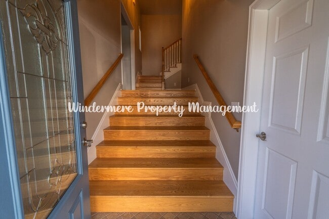 Building Photo - Beautifully Remodeled 2 bedroom in convenient location, private balcony, over sized garage, A/C a...