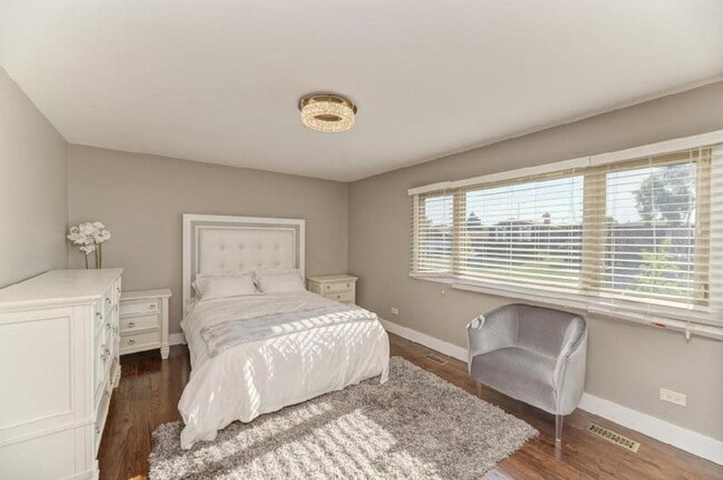Building Photo - 857 Kings Point Dr W