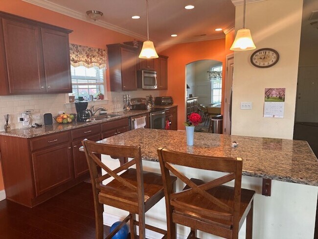 Building Photo - 4 Bedroom, 2.5 bath home in Mimosa Bay Com...