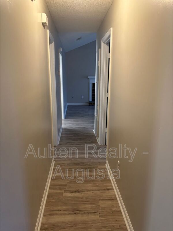 Building Photo - 2930 Dahlia Dr