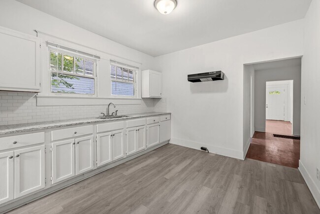 Building Photo - Charming 4 Bedroom, 2 Bathroom house