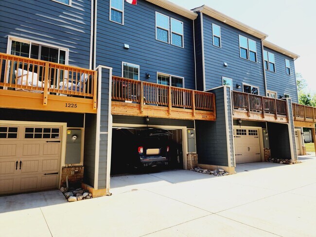 Building Photo - Plaza Midwood Townhome