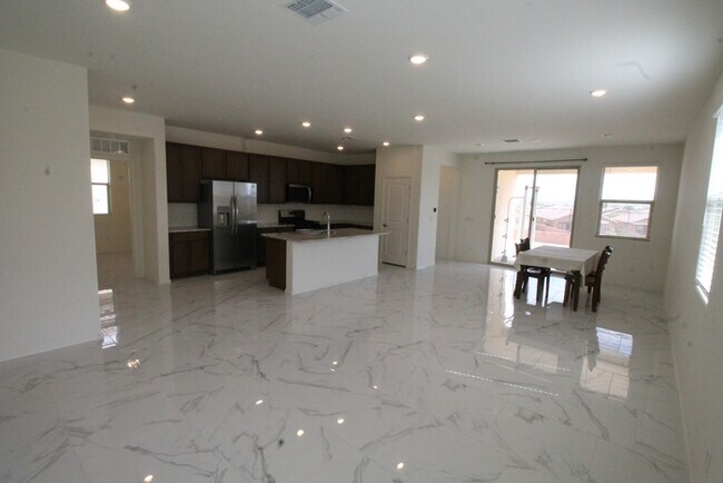 Building Photo - 5523 W Monterey Dr