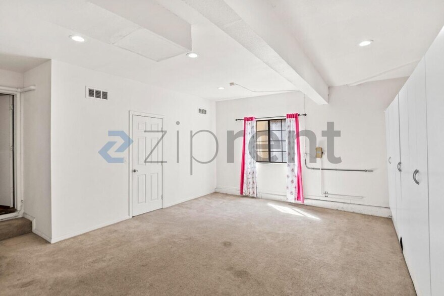 Building Photo - Unit