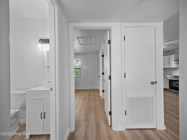 Building Photo - 110 Ravenwood Dr
