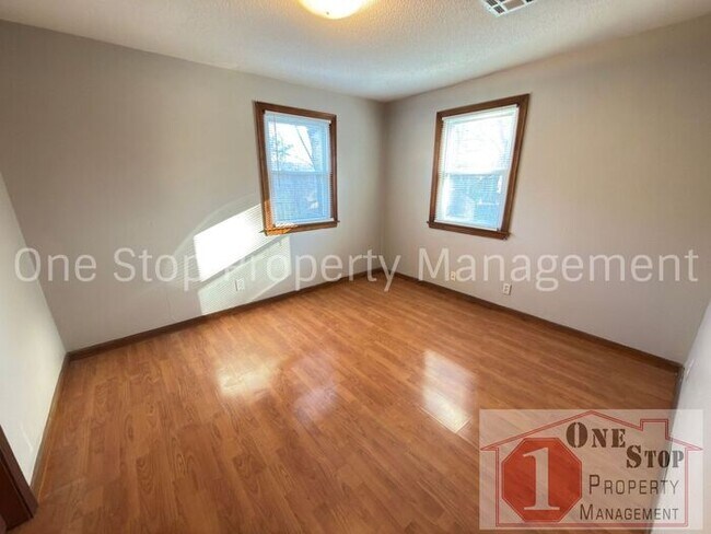 Building Photo - Amazing 3 Bedroom, 1.5 Bathroom in Raytown!