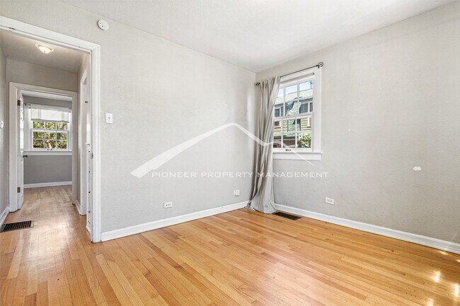 Building Photo - Beautiful Home With Central A/C and Enclosed Backyard