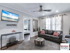 Building Photo - Wonderful upper level unit in historic Pen...