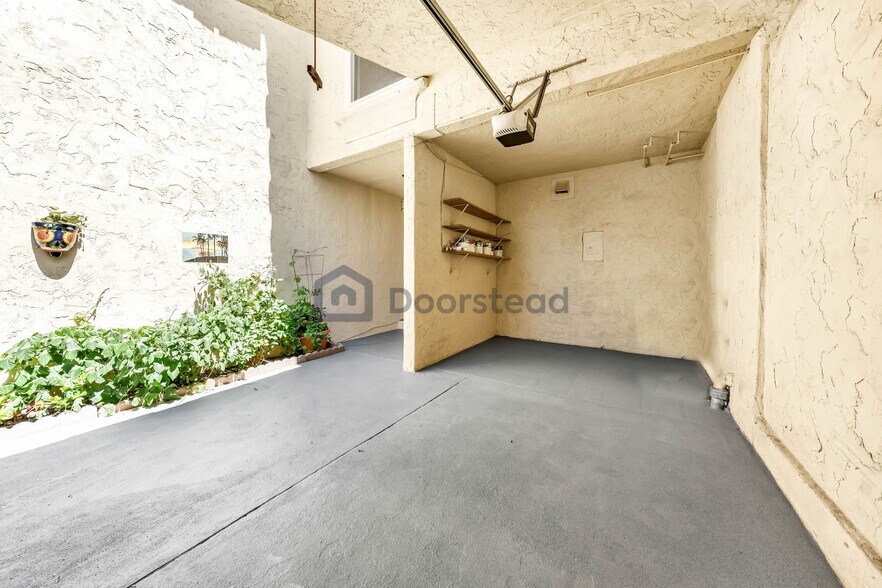 Building Photo - 5104 Westmont Ave