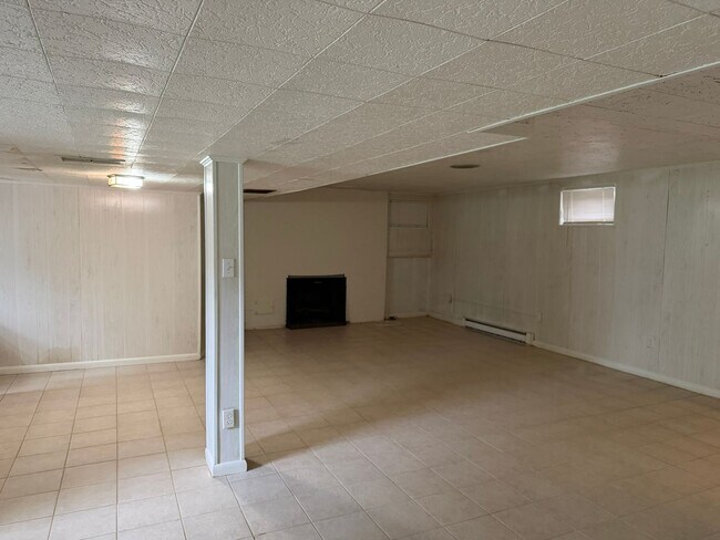 Building Photo - 9220 Quintana Dr