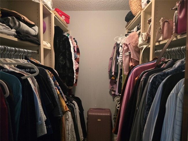 Building Photo - 1931 Hartford Ct