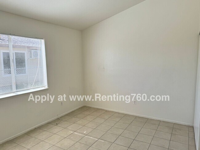 Building Photo - Spacious 2 Bed 1 Bath Home With Indoor Lau...