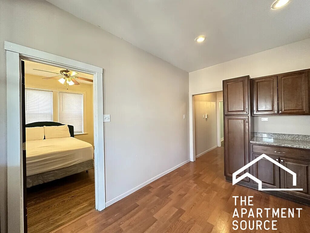 Building Photo - 5023 N Ridgeway Ave