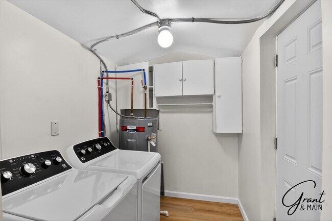 Building Photo - $1500 3 bedrooms