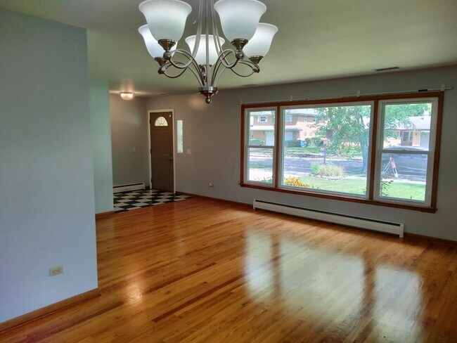 Building Photo - 904 S Edward St