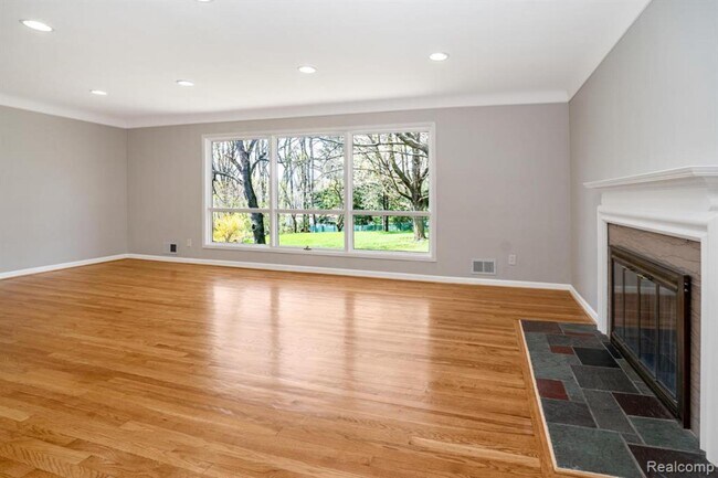 Building Photo - 2700 Colonial Way