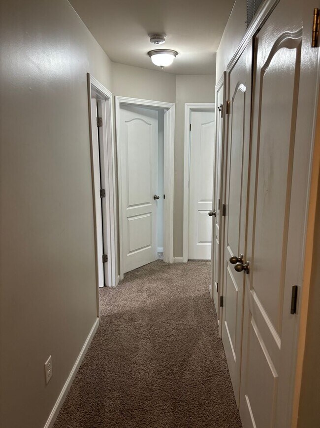 Building Photo - Four Bedroom Home In Mineral Springs/Unive...
