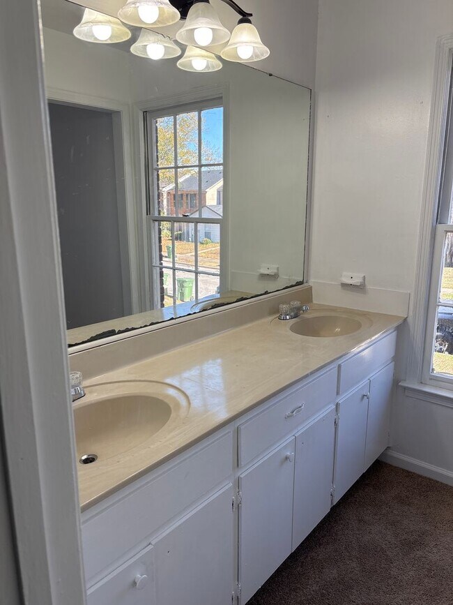 Building Photo - Spacious