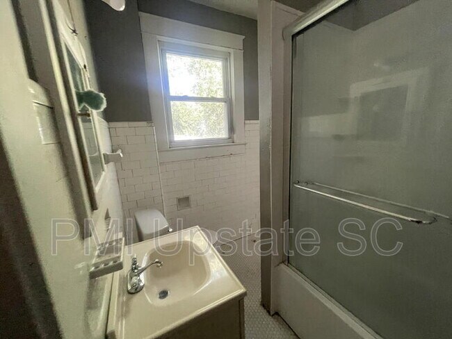 Building Photo - 181 N Fairview Ave