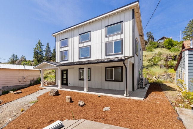Building Photo - 300 Riverside Dr