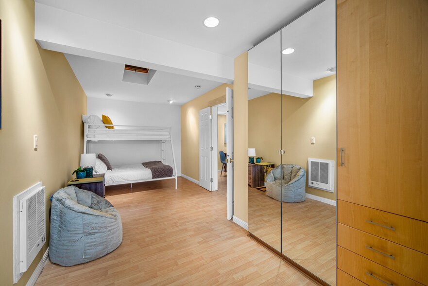 Double bunkbed - 964 13th St