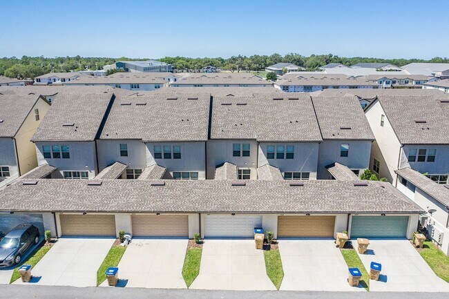 Building Photo - Beautiful Energy Efficient 3/2.5 Townhome ...