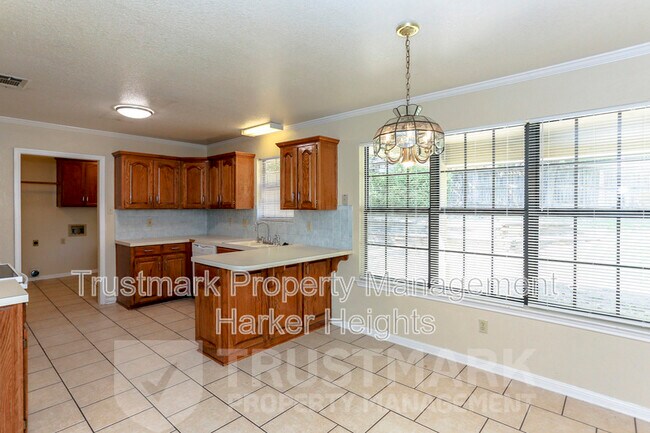 Building Photo - 800 Silver Creek Dr