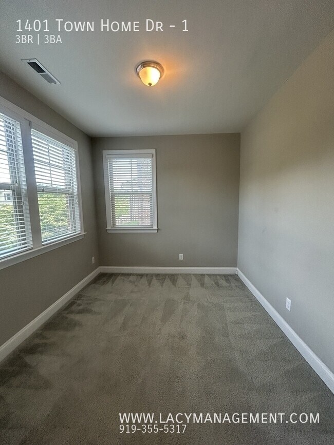 Building Photo - 1401 Town Home Dr