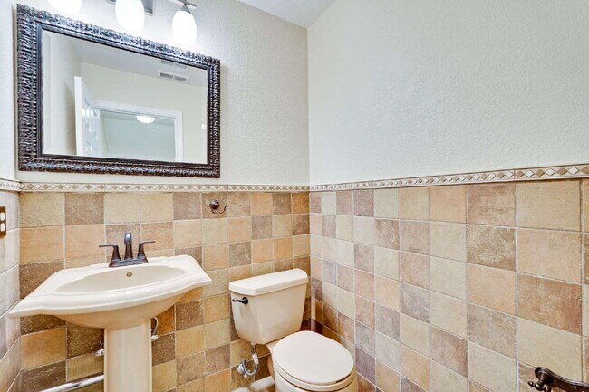 Building Photo - Large, Bright Sunnyvale Townhome near Border of Mountain View