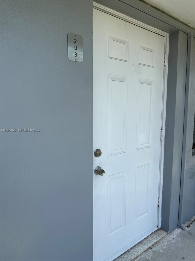 Building Photo - 519 SW 27th Ave