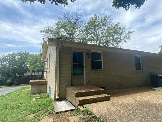 Building Photo - 923 Oak Vale Dr
