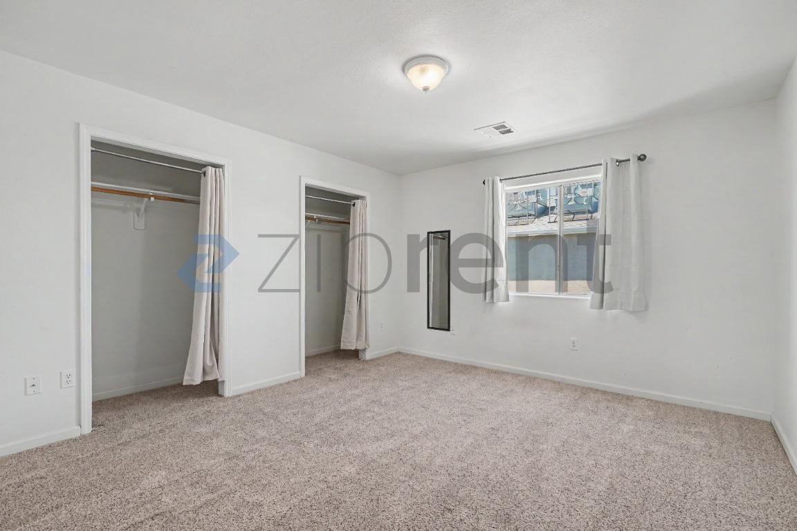 Building Photo - Unit D