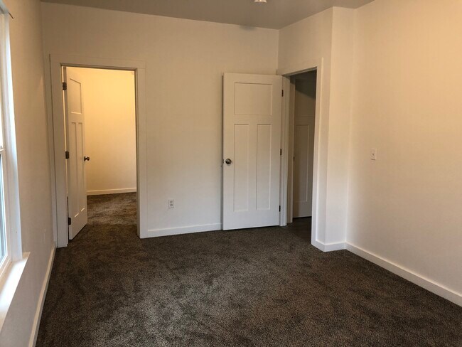 Building Photo - 410 E James St