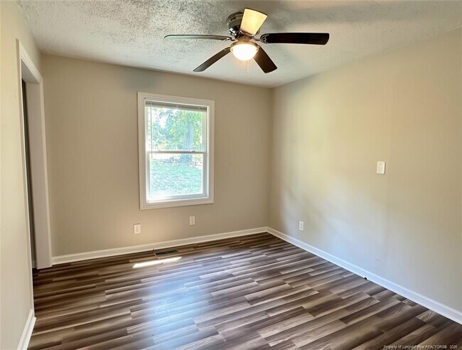 Building Photo - 3921 Village Dr