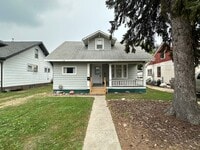 Building Photo - 3 Bedroom Home