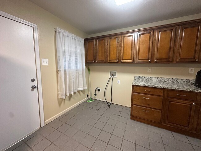 Building Photo - Welcome to your new home in the heart of Russellville, AR!