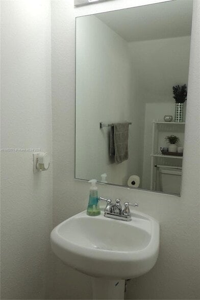 Building Photo - 8899 NW 107 Ct