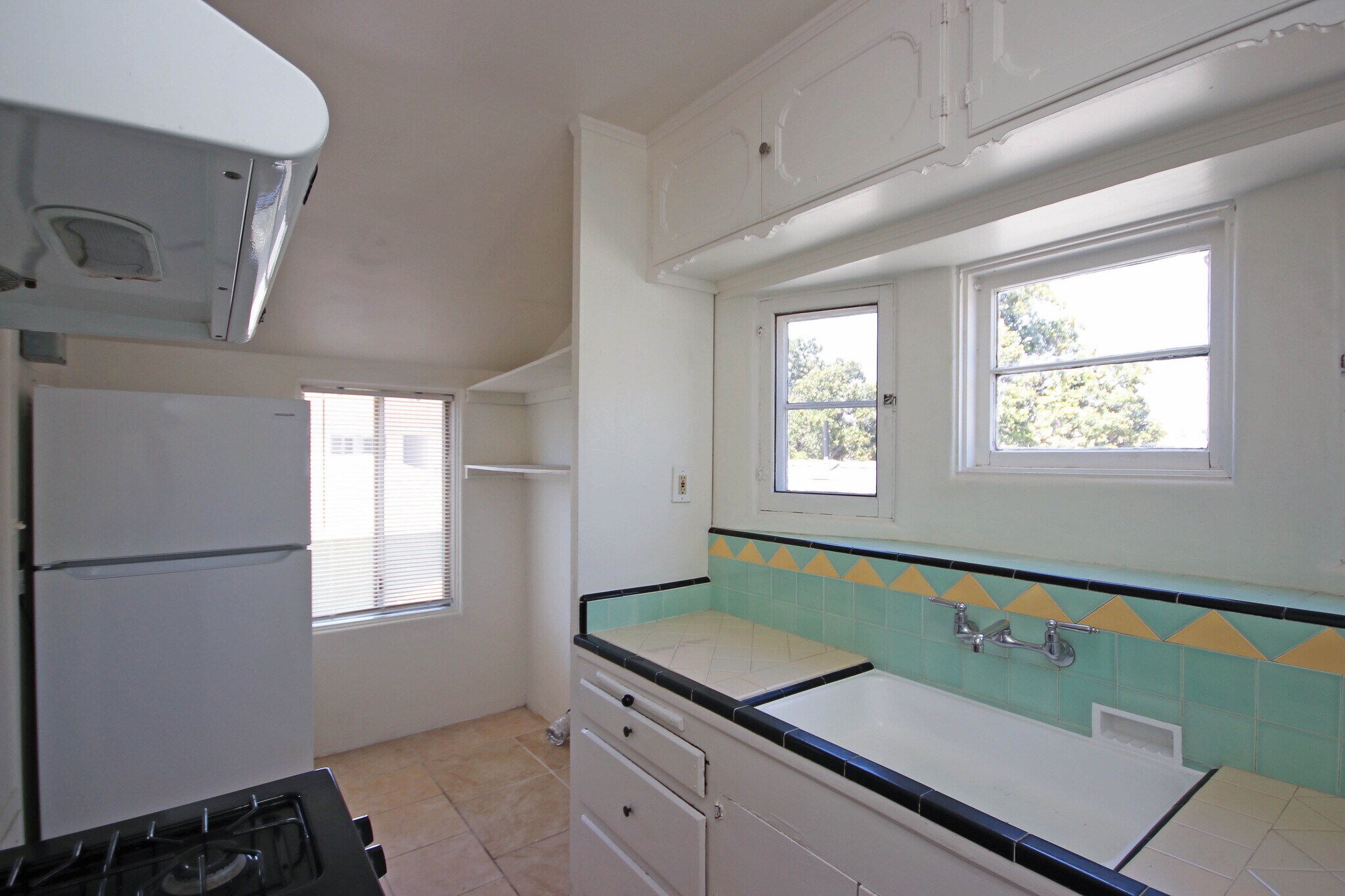 Building Photo - 409 N Monterey St