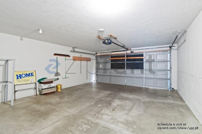 Building Photo - 724 W Belmont Ave