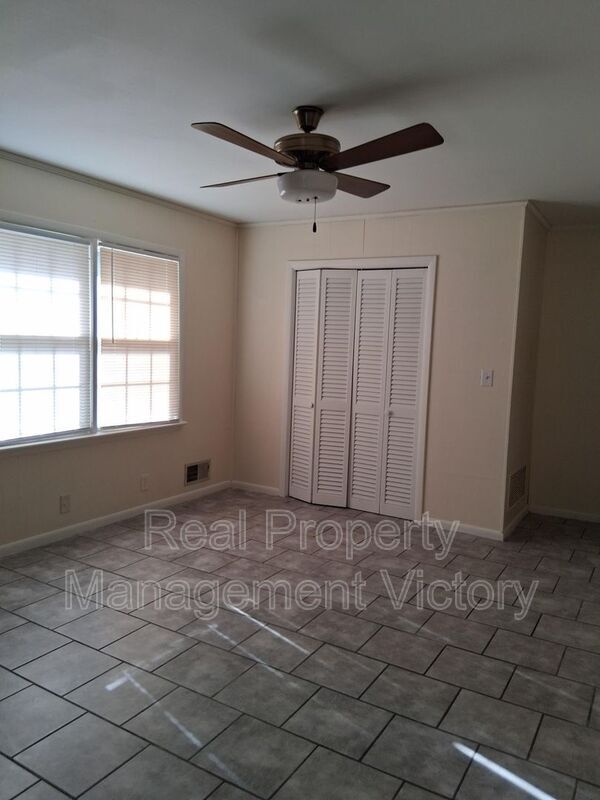 Building Photo - 817 Lane Cir