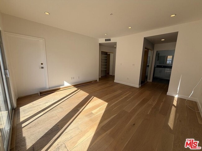 Building Photo - 1247 Barry Ave