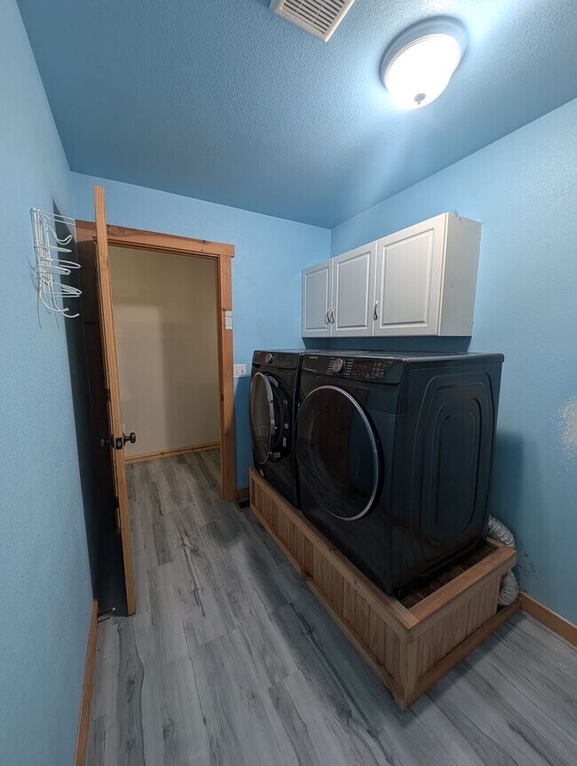 Building Photo - Spacious 4BR Home Near Sacheen & Davis Lake