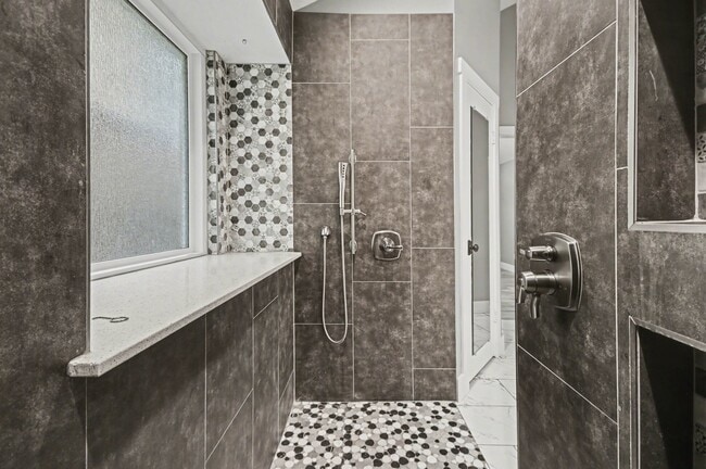 Building Photo - 522 Crestwood Dr