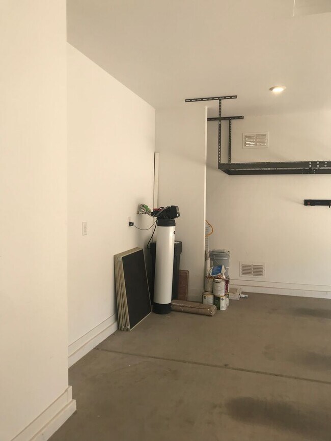 Building Photo - Beautiful Newer 3 bedroom Home Sweetwater ...
