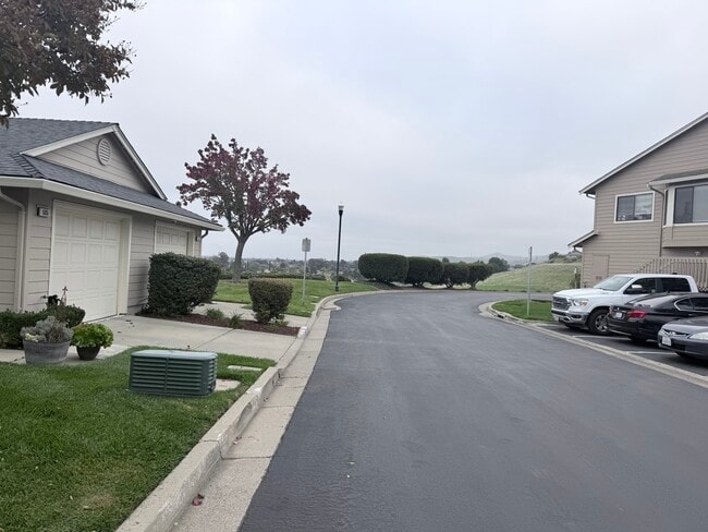 Building Photo - 533 Bustos Pl