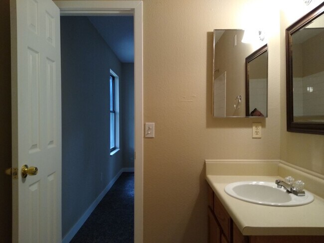 Building Photo - Charming 2 Bedroom 2 Bath w/ Large Yard, 1 Car Garage and Central Air/Heat