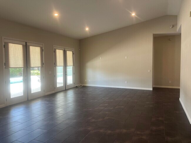 Building Photo - 11 Mission Palms Dr W