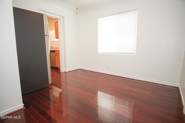 Building Photo - 4416 La Luz Ave