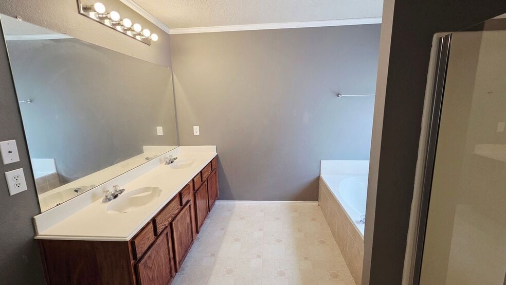 Building Photo - 9821 Pierce Dr